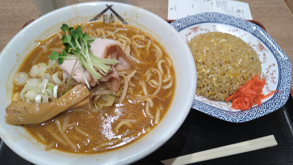 「蔵味噌ラーメンとチャーハン(並)」@蔵味噌ラーメン 晴っぴの写真