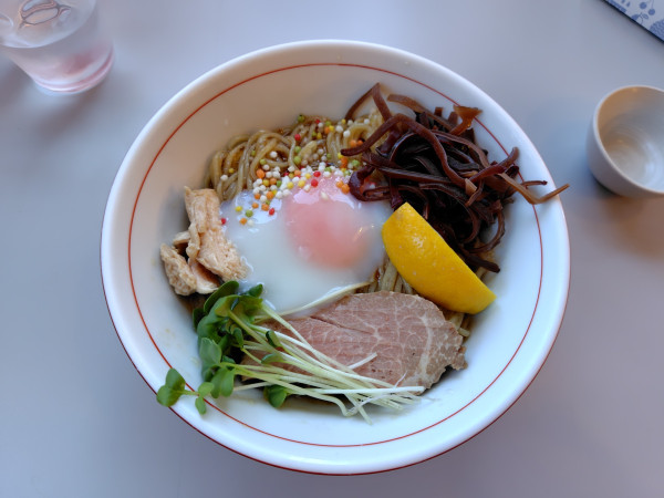 「冷やしラーメン温玉付き1000円」@ホット・エアー・コーポレーションの写真