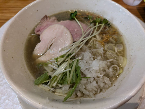 「塩煮干そばプラス替え玉セット(1350円)」@つけめん・らーめん・煮干そば 金狼の写真