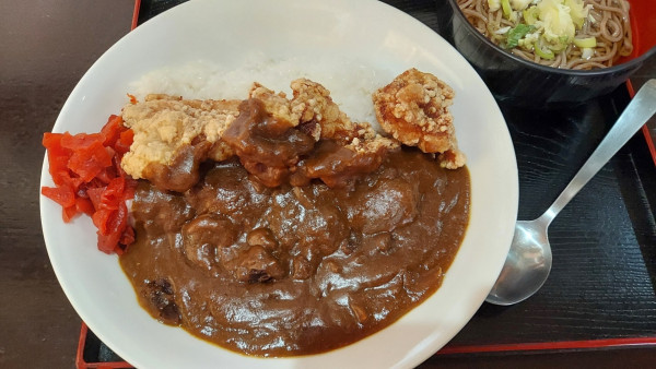 「からあげカレー定食ミニ蕎麦付き 700円」@そば・うどん たぬきの写真