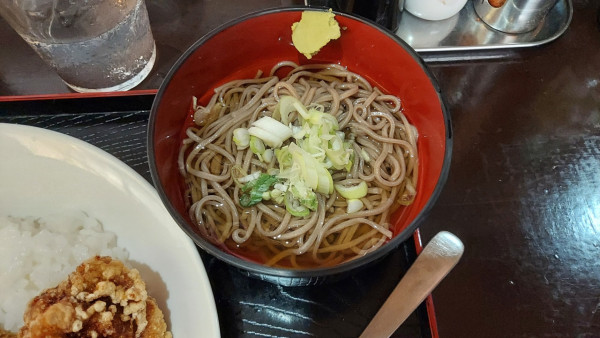 「ミニ蕎麦とからあげカレー定食 700円」@そば・うどん たぬきの写真