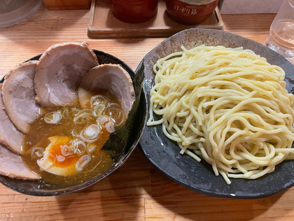 「つけ麺（大盛り）＋味玉チャーシュートッピング」@つけ麺屋 やすべえ 秋葉原店の写真