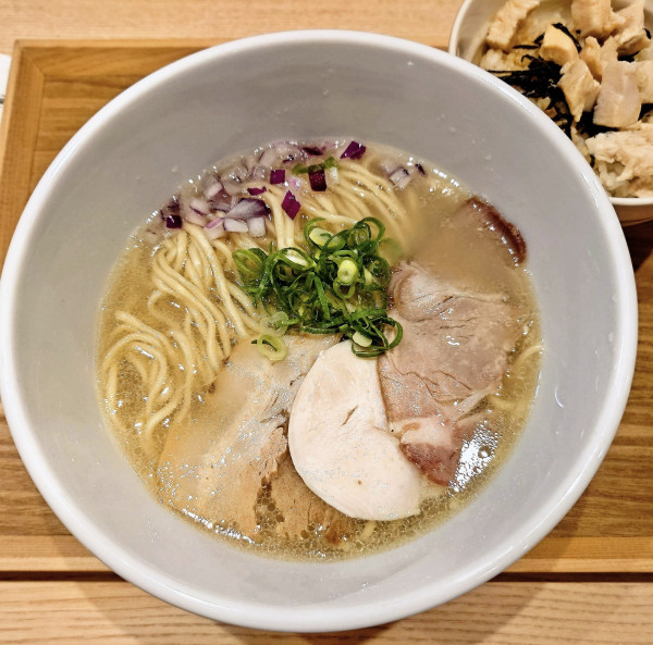 「貝出汁中華そば(塩)＋日替わりミニチャーシューごはん」@貝麺 あおみの写真