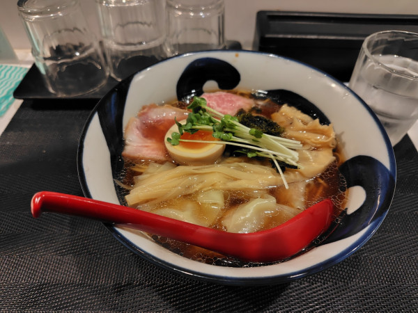 「しょうゆわんたん¥1080」@にぼしらぁめん りんかぁんの写真