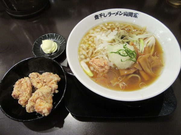 「限定　冷やしみぞれラーメン（９３０円）＋唐揚げ２６０円」@煮干しラーメン山岡家 荒川沖店の写真