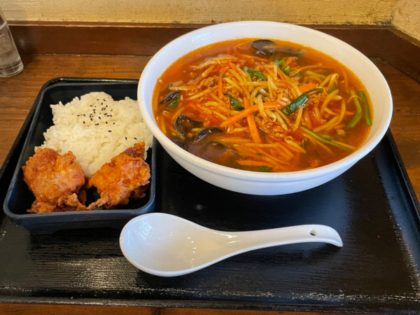 「らくらく辛口ラーメン唐揚げセット」@広東酒家らくらくの写真