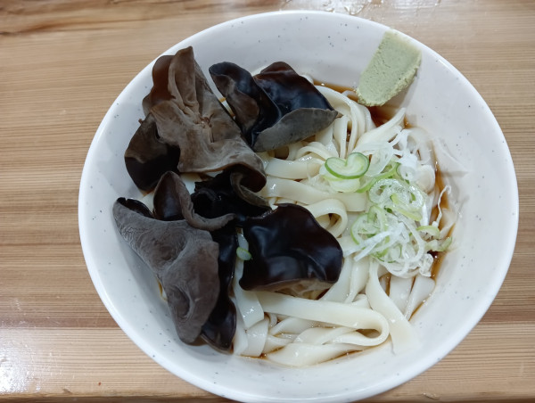 「冷やし木くらげうどん(¥480)」@そば処 二葉 神田駅南口店の写真
