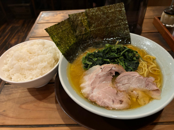 「ラーメン930円大盛り100円ライス大250円」@横浜醤油豚骨ラーメン 銀十の写真