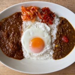 チキンカレー＋キーマカレー、目玉焼
