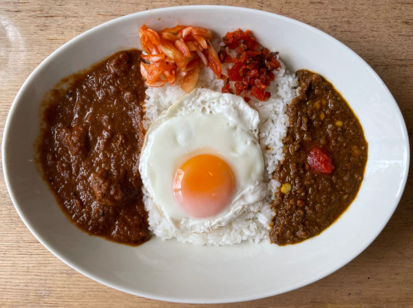 「チキンカレー＋キーマカレー、目玉焼」@TADA CURRYの写真