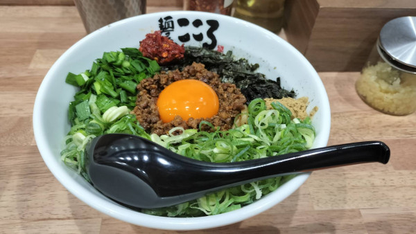 「辛台湾まぜそば大　ゴロゴロチャーシュー　サービス九条ネギ」@麺屋 こころ 幡ヶ谷店の写真