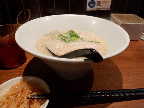 「白丸シンプル」@博多一風堂 東京ドームシティ ラクーア店の写真