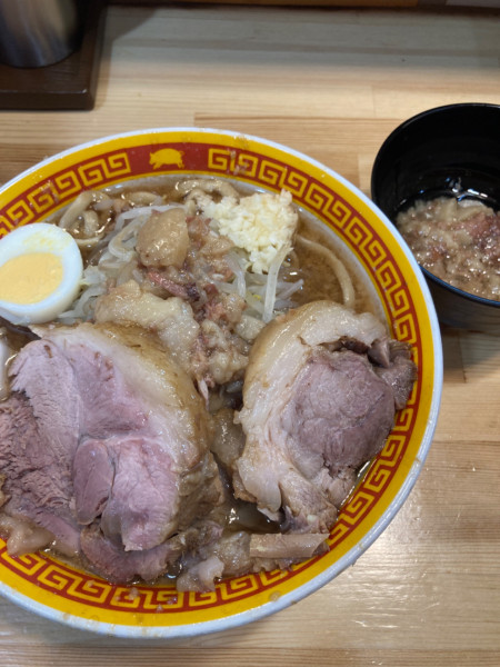 「ラーメン、半分、アブラ、豚1枚追加」@えどもんど 中野の写真