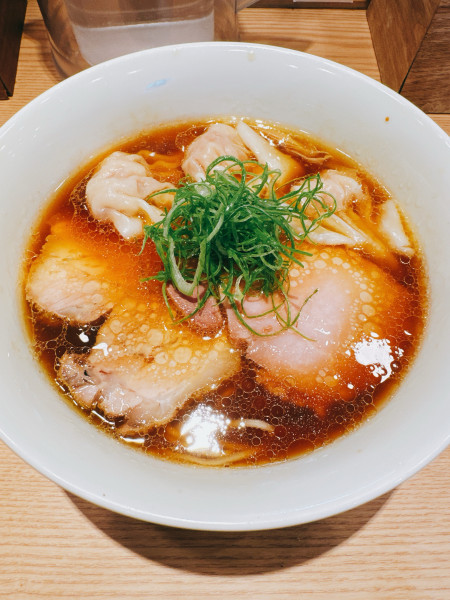 「海老ワンタン醤油らぁ麺」@中村麺三郎商店の写真