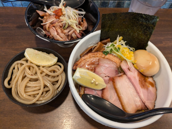 「【限定】特製冷やしスッキリ蕎麦大盛➕チャーシュー丼」@麺屋みつば＋クローバーの写真