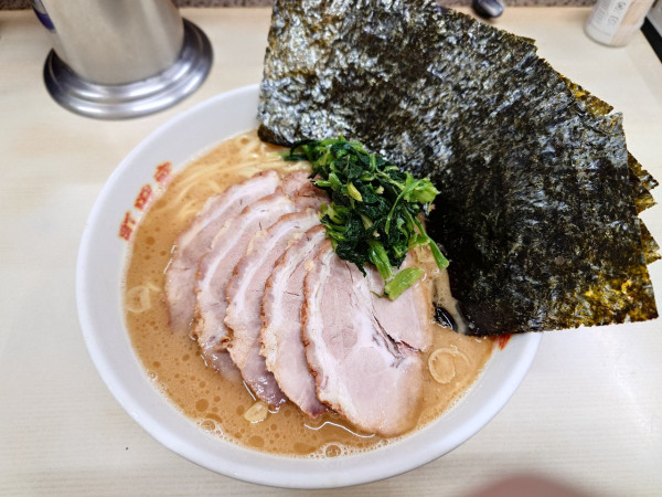 「ラーメン (中盛り、チャーシュー、のりトッピング)」@横浜ラーメン 町田家 町田本店の写真