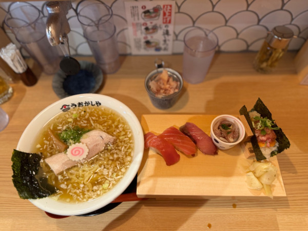 「追い鰹ラーメン(並)と赤酢にぎり鮨セットオープン記念500円」@鮨とラーメン うおがしや 新橋店の写真