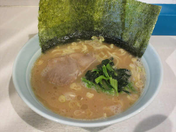 「ラーメン（800円）」@横浜家系ラーメン 府中家の写真