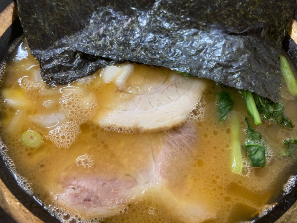 「裏むさ豚三味(並)+タマネギ+ライス」@横浜ラーメン 裏武蔵家 西千葉本店の写真