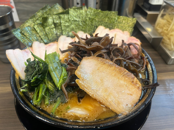 「チャーシューメン5枚　のり　キクラゲ　トントロ　カタコイオオ」@家系ラーメン がくの写真