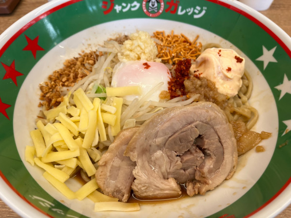 「まぜそば（並）＋ライス」@ジャンクガレッジ 伊奈町店の写真