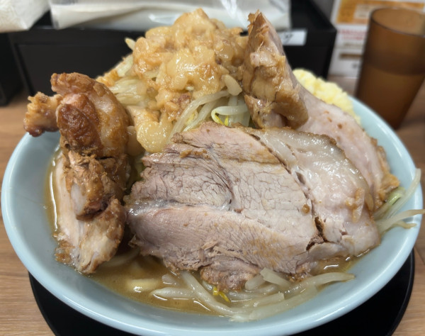「厚豚ラーメン　ヤサイ、ニンニク、アブラ(別盛)」@俺の生きる道 入谷店の写真