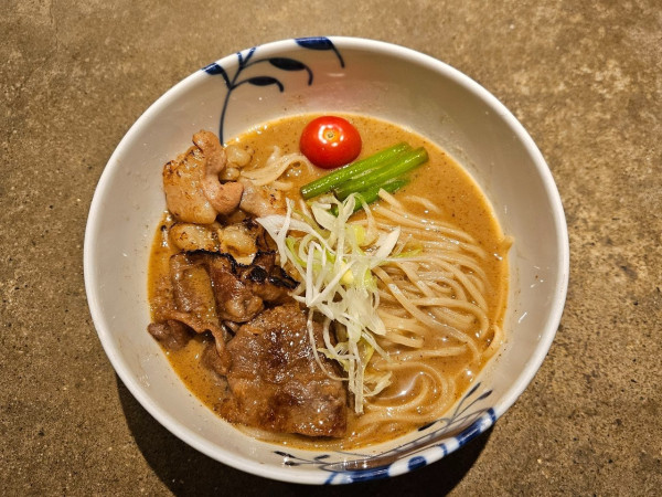 「重層ラーメン 黒毛和牛(並)+もつ増量」@なまえのないラーメン屋の写真