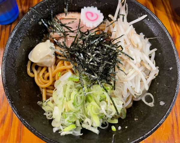 「油そばマヨ」@らあ麺 やったる 新宿店の写真