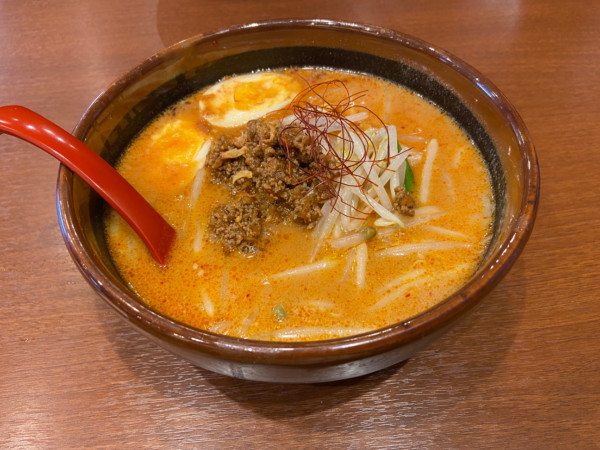 「北海道味噌 辛味噌らーめん、味玉(1122円)」@麺場 田所商店 水戸駅南店の写真