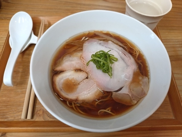 「地鶏醤油（細麺）900円」@鶏と魚の写真