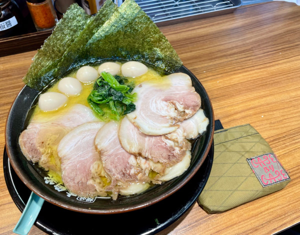 「チャーシュー麺＋うずら5個」@横浜家系ラーメン 壱角家 原宿店の写真