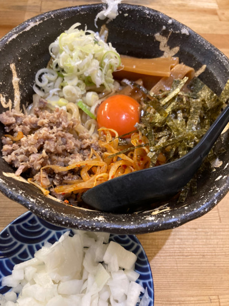 「辛まぜそば¥930、玉葱¥50」@麺屋 蝉 関大前店の写真