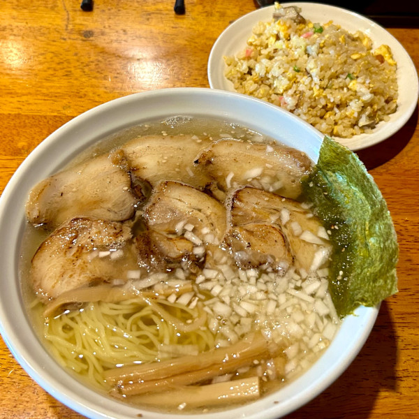 「弓豚塩チャーシューメン＋五目チャーハン（ハーフ）」@中華そば 光明軒の写真