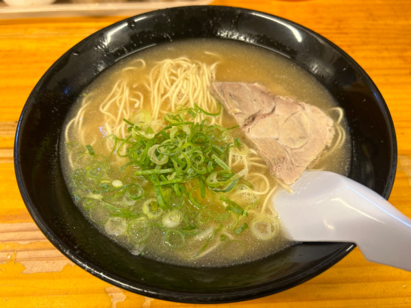 「ラーメン（硬め）」@長浜ナンバーワン 長浜店の写真