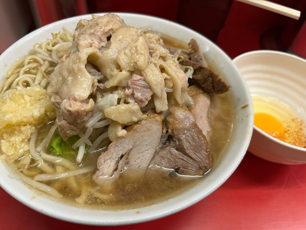 「小ぶた入り+生玉子 ¥950」@ラーメン二郎 上野毛店の写真