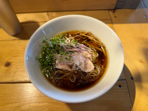 「冷やし醤油らぁ麺 1300円」@のど黒らぁ麺 永屋の写真