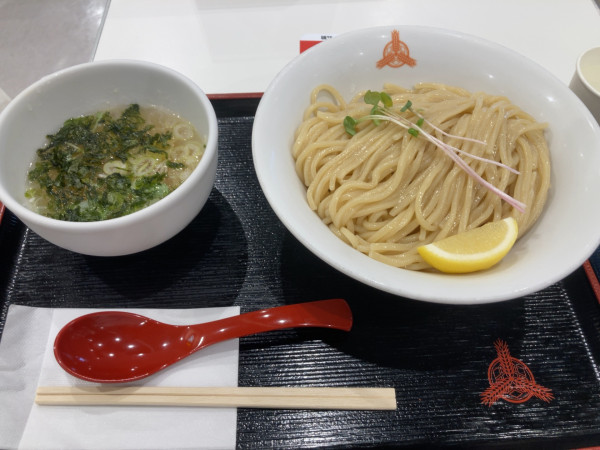 「鯛だし塩つけ麺　930円　大盛無料500g」@つけ麺専門店 三田製麺所 イオンモールナゴヤドーム前店の写真