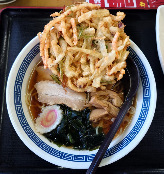 「昔ながらのしょうゆラーメン+かき揚げ(820円)」@山田うどん食堂 鴨田店の写真