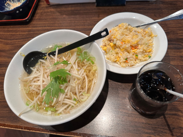 「本日のランチ①（塩味もやしラーメン＆五目チャーハン）950円」@上海華龍 ヤマダ電機LABI1高崎店の写真