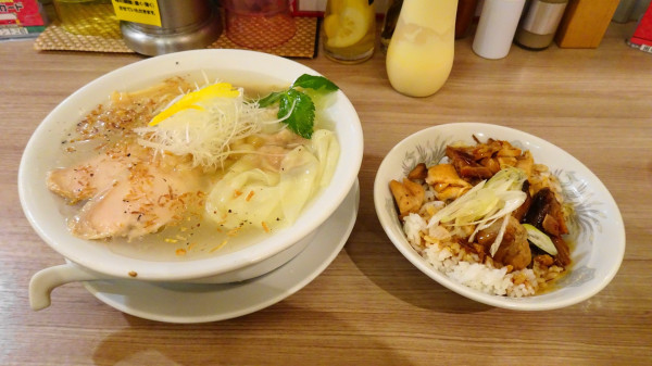 「飴色玉葱と鶏の冷やし雲呑麺（1,200円）＋チャーシュー丼」@中華そば ムタヒロ 拝島駅店の写真