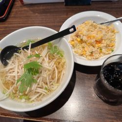 本日のランチ①（塩味もやしラーメン＆五目チャーハン）950円