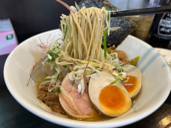 「【6周年限定】冷し黒鯛煮干しらーめん930円+味玉+他」@麺や 笑 ～Sho～の写真