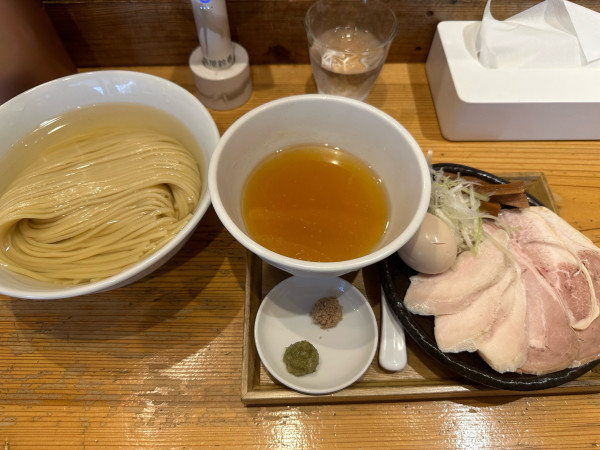 「つけ麺(塩,300g,あさり油)+特製トッピング+藻塩+わさび)」@麺屋鈴春の写真