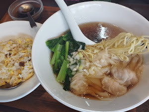 「ランチ ワンタンメンと半チャーハン(900)」@横浜8番の写真