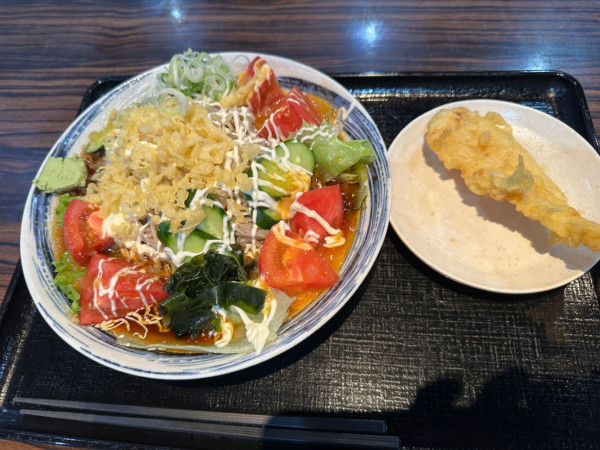 「ぶっかけサラダそば（並盛）850円」@そば三昧 高崎店の写真