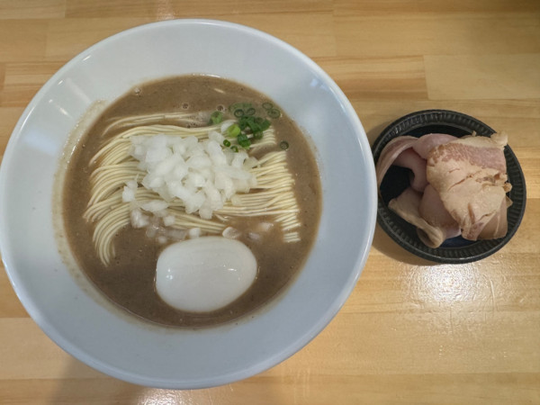 「濃厚煮干ソバ＋ちょい肉＋味玉」@煮干ソバと米 今日の1番の写真