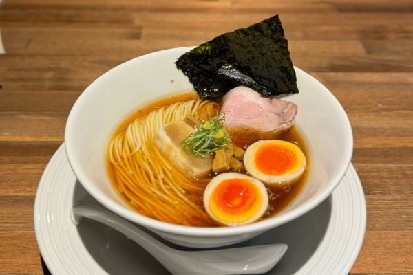 「津軽煮干し中華蕎麦（味玉入り）¥950」@酒肴場 屯の写真