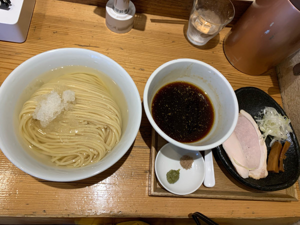 「つけ麺醤油コーチン油　藻塩わさび」@麺屋鈴春の写真