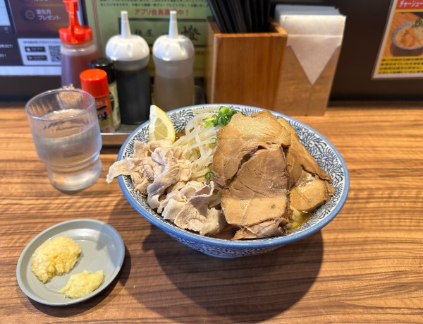 「冷や郎（中盛）＋チャーシュー2枚」@ラーメン燈郎の写真