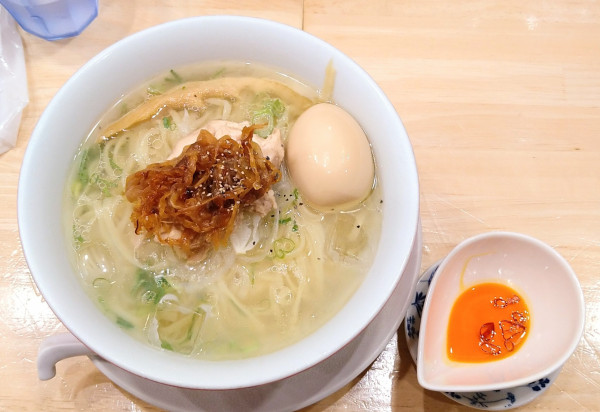 「玉ねぎの冷やし鶏そば 自家製辣油を添えて【限定】＋味玉」@鶏そばムタヒロの写真
